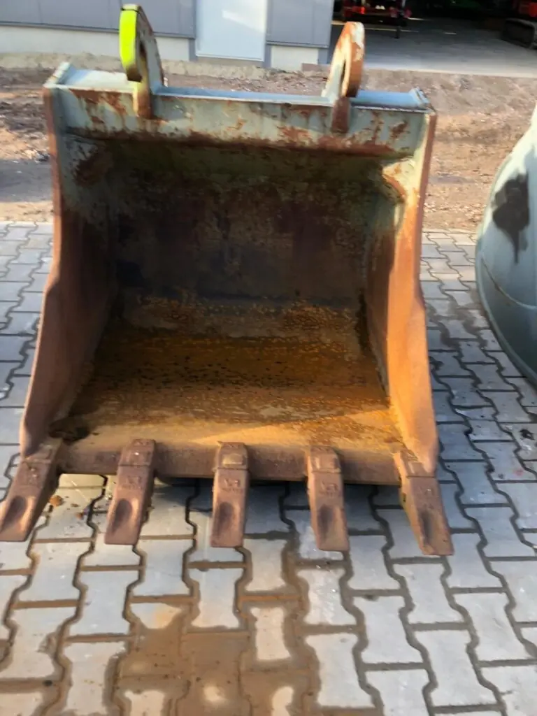 Deep bucket on CW40 with teeth No. 50, 1370 mm