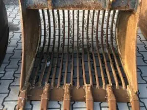 Screen bucket with teeth on CW40, No. 58, 1200 mm