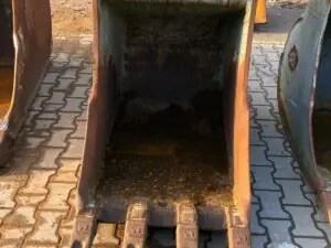 Deep bucket on CW40 with teeth No. 52, 800 mm