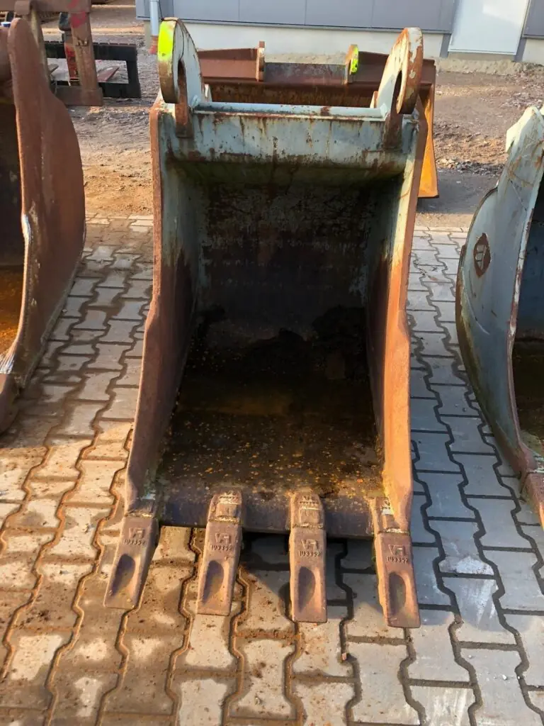 Deep bucket on CW40 with teeth No. 52, 800 mm