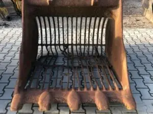 Screen bucket with teeth on CW40, No. 57, 1300 mm