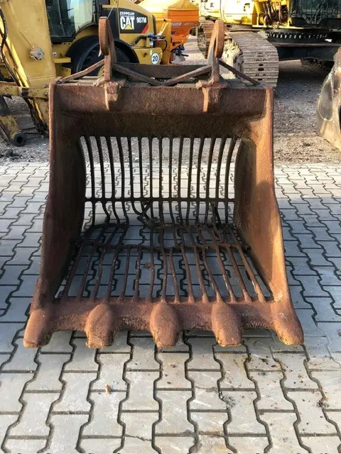 Screen bucket with teeth on CW40, No. 57, 1300 mm